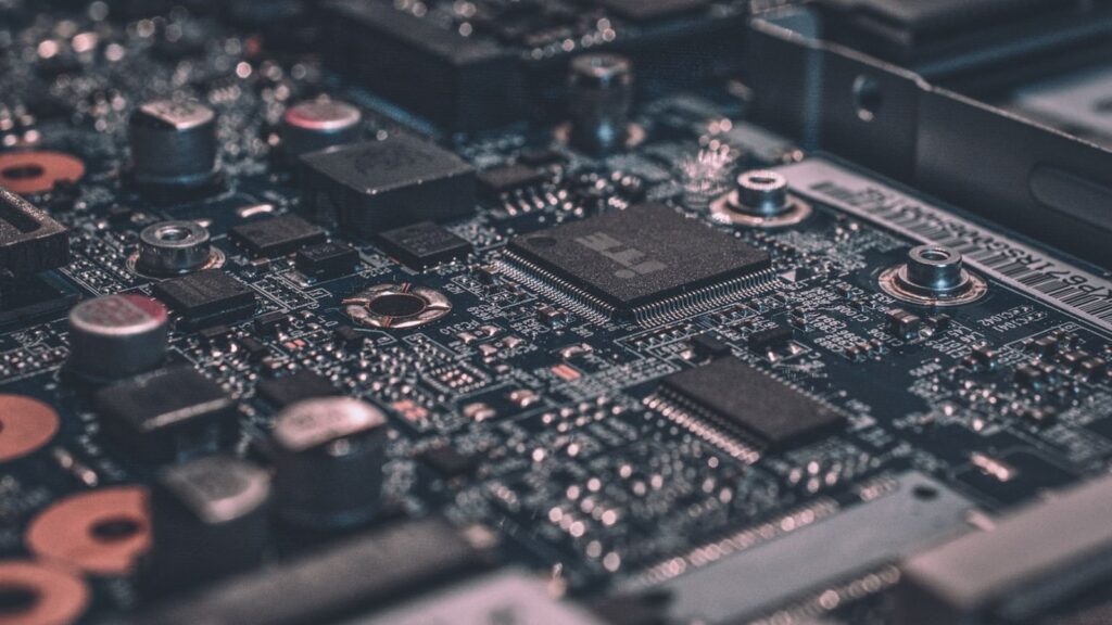 Ilustracja do artykułu: Elektronika z USA do Polski. 110 V, gwarancja i cło w 2026