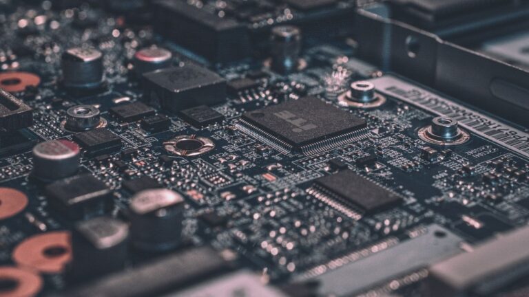 Ilustracja do artykułu: Elektronika z USA do Polski. 110 V, gwarancja i cło w 2026