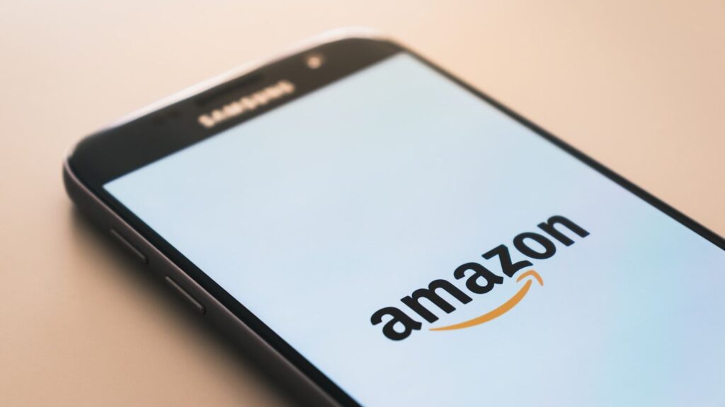 Ilustracja do artykułu: Amazon USA vs Amazon DE 2026. Kiedy stany wygrywają